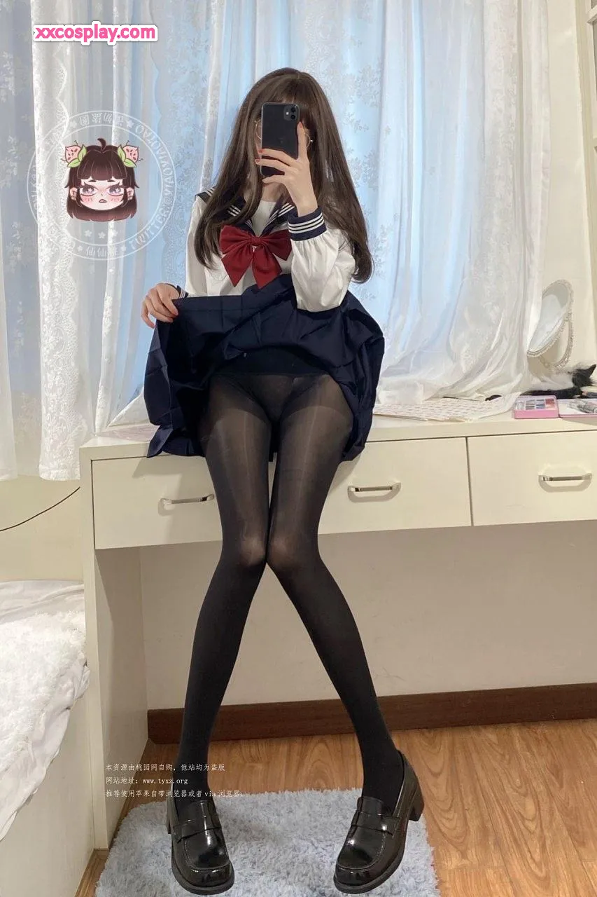 Xianxian Tao: Reine JK mit Schwarzer Seidenstrumpfhose